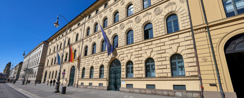Fassade des Bayer. Landessozialgerichts in München, Ludwigstraße 15
