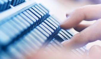 Tippende Finger auf einer Computer-Tastatur