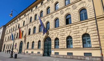 Fassade des Bayer. Landessozialgerichts in München, Ludwigstraße 15