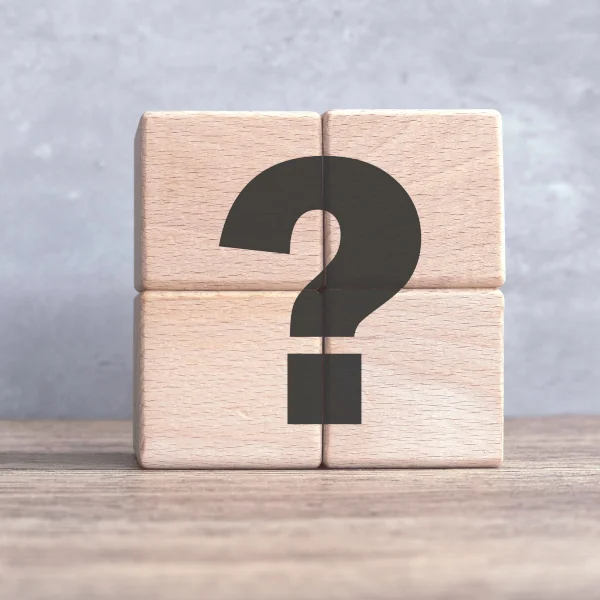 Fragezeichen auf vier Würfeln